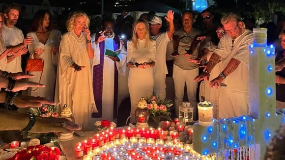 VIDEOS Laeticia Hallyday sur la tombe de Johnny : les fans à ses côtés pour la veillée traditionnelle, séquence émotion