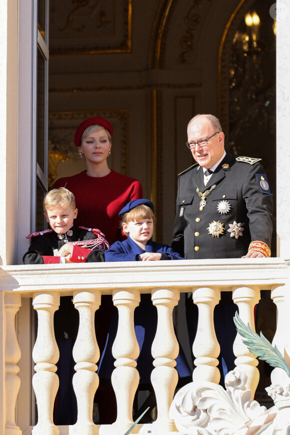  "Gabriella est assez spontanée, elle a une certaine assurance. Jacques, lui, est très réservé, mais très observateur. C'est je crois, l'apanage des garçons", a révélé Charlene de Monaco
La princesse Charlene et le prince Albert II de Monaco, leurs enfants le prince Jacques et la princesse Gabriella - La famille princière de Monaco au balcon du palais, à l'occasion de la Fête Nationale de Monaco. Le 19 novembre 2023 © Claudia Albuquerque / Bestimage 