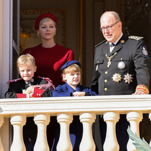  "Gabriella est assez spontanée, elle a une certaine assurance. Jacques, lui, est très réservé, mais très observateur. C'est je crois, l'apanage des garçons", a révélé Charlene de Monaco
La princesse Charlene et le prince Albert II de Monaco, leurs enfants le prince Jacques et la princesse Gabriella - La famille princière de Monaco au balcon du palais, à l'occasion de la Fête Nationale de Monaco. Le 19 novembre 2023 © Claudia Albuquerque / Bestimage 