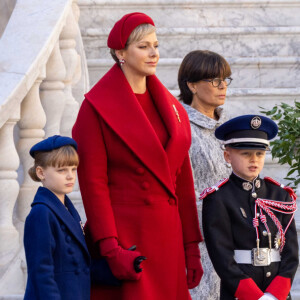 La princesse Gabriella, la princesse Charlene, le prince Jacques et le prince Albert II de Monaco, la princesse Caroline de Hanovre et la princesse Stéphanie de Monaco - La famille princière monégasque dans la cour d'honneur du palais lors de la la fête nationale à Monaco, le 19 novembre 2023. La famille princière monégasque assiste à la prise d'armes, puis à la cérémonie de remise des médailles et à un défilé militaire sur la place du palais princier. © Olivier Huitel / Pool Monaco / Bestimage 