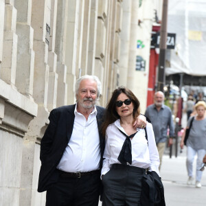 Sa femme Evelyne Bouix va prendre soin de lui à coup sûr. 
Pierre Arditi et Evelyne Bouix - Mariage de Claude Lelouch à la mairie du 18ème à Paris. Le 17 juin 2023