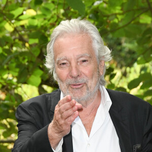 Pierre Arditi au photocall du film “Maestro(s)” lors du 15ème festival du film francophone de Angoulême, France, le 26 août 2022. © Coadic Guirec/Bestimage