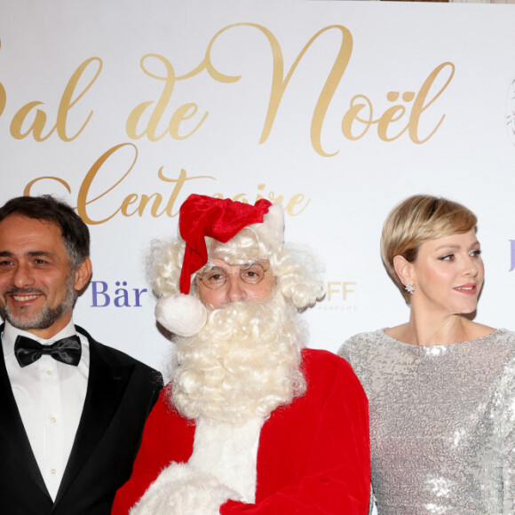 C'est une tradition qui lui tient à coeur puisque ce bal permet de récolter de l'argent en faveur de la Fondation Princesse Charlene de Monaco.
Sandrine Knoell, Alaimo Giulio, ambassadeur d'Italie à Monaco, la princesse Charlene de Monaco, Gareth Wittstock et sa femme Roisin - Bal de Noël 2023 à l'Hôtel de Paris à Monaco, au profit de la fondation "Princesse Charlene de Monaco". Le 8 décembre 2023. © Claudia Albuquerque / Bestimage