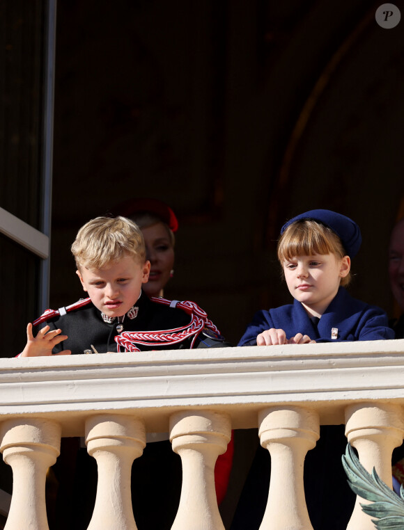 Les jumeaux de 9 ans sont "victimes d'une maladie infantile bénigne".
Le prince Jacques et la princesse Gabriella de Monaco - La famille princière de Monaco au balcon du palais, à l'occasion de la Fête Nationale de Monaco. © Dominique Jacovides-Bruno Bebert / Bestimage