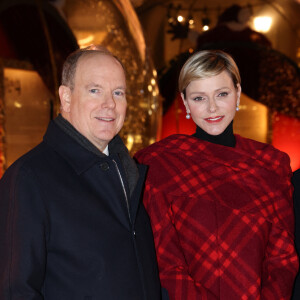 Le prince Albert II et la princesse Charlène de Monaco lors de l'inauguration des illuminations de Noël sur la place du Casino de Monte-Carlo à Monaco, le 7 décembre 2023. © Jean-Charles Vinaj/Pool/Bestimage