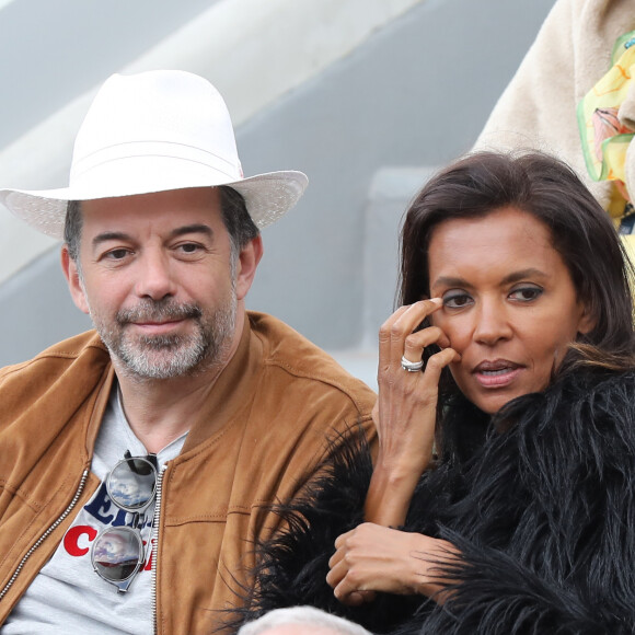 "Je tenais à vous remercier pour votre soutien. Votre amour m'aide chaque jour. Je vous demande d'attendre, comme je le fais, que justice soit faite pour laver mon honneur. J'ai la conscience tranquille"
Stéphane Plaza et Karine Le Marchand - Célébrités dans les tribunes des internationaux de France de tennis de Roland Garros à Paris, France, le 8 juin 2019. © Jacovides / Moreau/Bestimage 