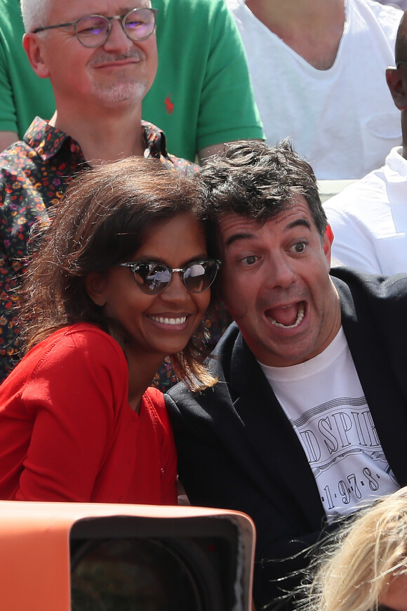 Stéphane Plaza et Karine Le Marchand plaisantent et s'amusent à Roland Garros - People dans les tribunes lors des internationaux de tennis de Roland Garros à Paris le 4 juin 2018 