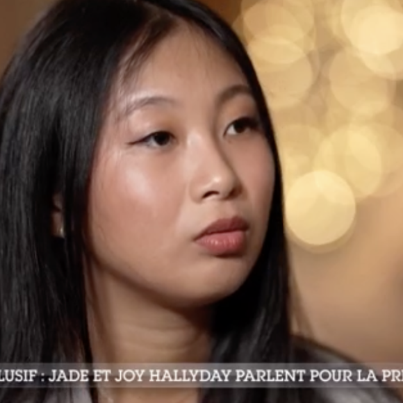 Dans cet entretien diffusé ce dimanche 10 décembre dans Sept à huit, les filles de Johnny Hallyday âgées de 19 et 15 ans se sont confiées comme jamais. 
Jade Hallyday interviewées par Audrey Crespo-Mara dans Sept à huit, sur TF1, dimanche 10 décembre 2023.