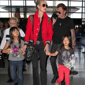 Johnny Hallyday quitte Los Angeles en famille pour rejoindre Paris le 14 octobre 2014. Le rocker était accompagné de sa femme Laeticia, de ses filles Jade et Joy ainsi que la grand-mère de son épouse Elyette et de son chien Santos. 