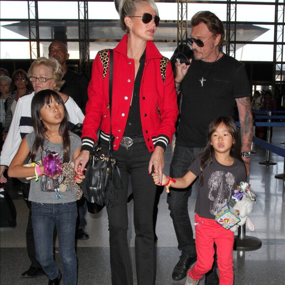 Johnny Hallyday quitte Los Angeles en famille pour rejoindre Paris le 14 octobre 2014. Le rocker était accompagné de sa femme Laeticia, de ses filles Jade et Joy ainsi que la grand-mère de son épouse Elyette et de son chien Santos. 