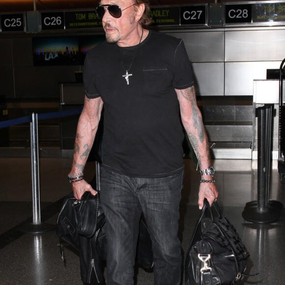 Johnny Hallyday quitte Los Angeles en famille pour rejoindre Paris le 14 octobre 2014. Le rocker était accompagné de sa femme Laeticia, de ses filles Jade et Joy ainsi que la grand-mère de son épouse Elyette et de son chien Santos. 