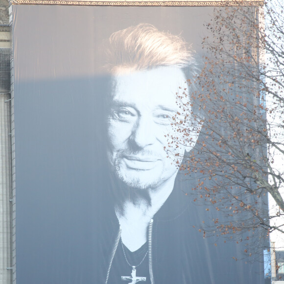 Illustration de la foule lors des obsèques de Johnny Hallyday devant l'église La Madeleine à Paris. Le 9 décembre 2017 © CVS / Bestimage  Illustration of the crowd at Johnny Hallyday's funeral in front of La Madeleine church in Paris. On december 9th 2017