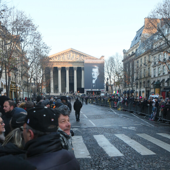 Illustration de la foule lors des obsèques de Johnny Hallyday devant l'église La Madeleine à Paris. Le 9 décembre 2017 © CVS / Bestimage  Illustration of the crowd at Johnny Hallyday's funeral in front of La Madeleine church in Paris. On december 9th 2017