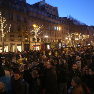 Illustration de la foule lors des obsèques de Johnny Hallyday devant l'église La Madeleine à Paris. Le 9 décembre 2017 © CVS / Bestimage  Illustration of the crowd at Johnny Hallyday's funeral in front of La Madeleine church in Paris. On december 9th 2017