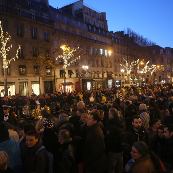 Illustration de la foule lors des obsèques de Johnny Hallyday devant l'église La Madeleine à Paris. Le 9 décembre 2017 © CVS / Bestimage  Illustration of the crowd at Johnny Hallyday's funeral in front of La Madeleine church in Paris. On december 9th 2017