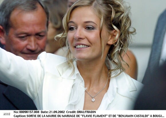 Sortie de la mairie du mariage de Flavie Flament et Benjamin Castaldi le 21 septembre 2002