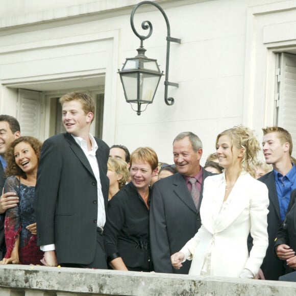 Archives - A la mairie de Bougival, Flavie Flament entourée de ses parents et de ses frères Olivier et Maxime lors de son mariage avec Benjamin Castaldi le 21 septembre 2002.