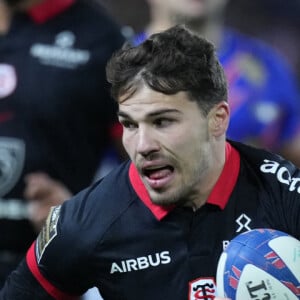 Antoine Dupont arrive en seconde position de ce classement
 
Antoine Dupont - Match de Rugby du Top 14 : Le stade Français l'emporte face à Toulouse (27 - 12) au Stade Jean Bouin le 3 décembre 2023. © Glenn Gervot / Panoramic / Bestimage