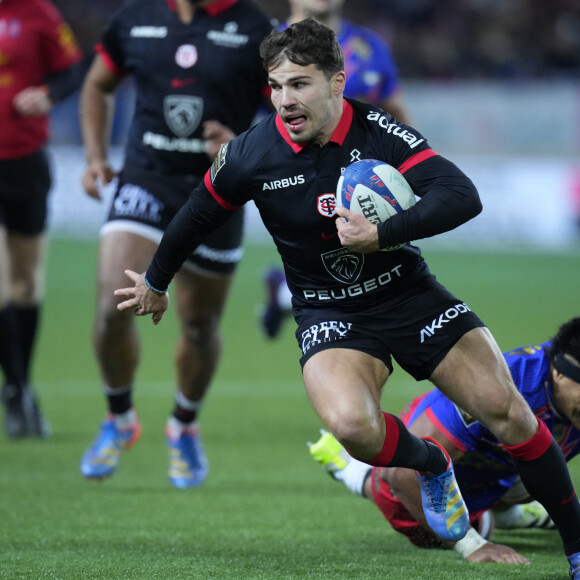 Antoine Dupont arrive en seconde position de ce classement
 
Antoine Dupont - Match de Rugby du Top 14 : Le stade Français l'emporte face à Toulouse (27 - 12) au Stade Jean Bouin le 3 décembre 2023. © Glenn Gervot / Panoramic / Bestimage