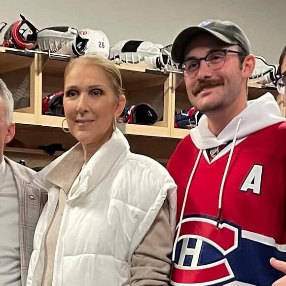 Mais tout semble indiquer qu'il faudra encore un peu de patience avant de voir Céline Dion remonter sur scène.
Céline Dion réapparaît entourée de ses 3 fils, René Charles et les jumeaux Nelson et Eddy, à l'occasion d'un match de hockey qui s'est jouée à Las Vegas.