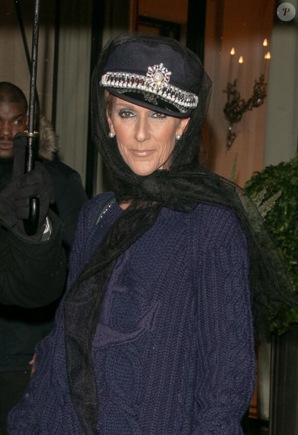 Céline Dion quitte l'hôtel Plaza Athénée après avoir tourné une publicité pour l'Oréal à Paris le 29 janier 2019. 