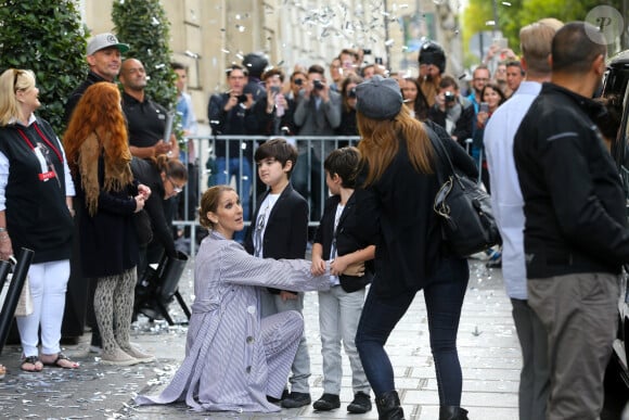 Céline Dion et ses jumeaux, Eddy et Nelson, ont reçu une pluie de confettis avant de monter dans leur voiture à la sortie de l'hôtel Royal Monceau, à Paris, France, le 10 août 2017. © Agence/Bestimage