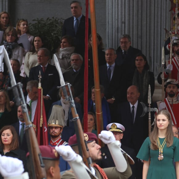 Le 12 décembre 2023, le couple royal a effectivement partagé sur les réseaux sociaux sa toute nouvelle carte de voeux 2023.
Le roi Felipe VI et la reine Letizia d'Espagne, la princesse Leonor et Pedro Sanchez lors de la séance solennelle d'ouverture des Cortes Générales de la XVe Législature au Congrès des Députés à Madrid, le 29 novembre 2023.