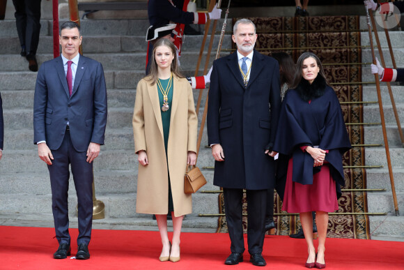 Le roi Felipe VI et la reine Letizia d'Espagne, la princesse Leonor et Pedro Sanchez lors de la séance solennelle d'ouverture des Cortes Générales de la XVe Législature au Congrès des Députés à Madrid, le 29 novembre 2023.