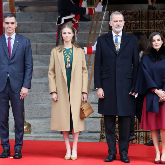 Le roi Felipe VI et la reine Letizia d'Espagne, la princesse Leonor et Pedro Sanchez lors de la séance solennelle d'ouverture des Cortes Générales de la XVe Législature au Congrès des Députés à Madrid, le 29 novembre 2023.