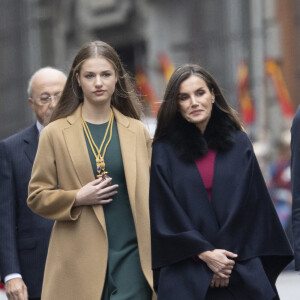 Sur cette image, le roi Felipe VI et la reine Letizia d'Espagne sont particulièrement élégants.
La reine Letizia d'Espagne et la princesse Leonor assistent à la séance solennelle d'ouverture des Cortes Generales à Madrid