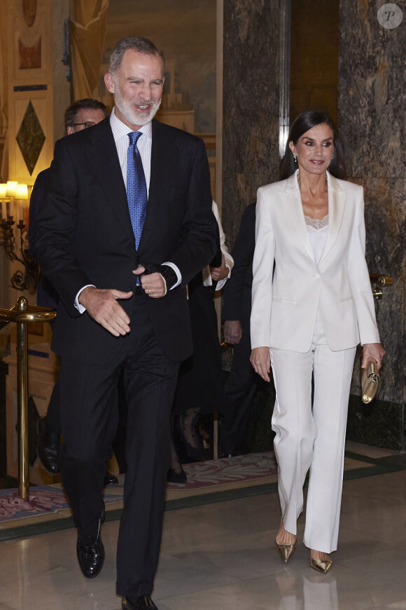 Après l'Angleterre, au tour de l'Espagne !
Le roi Felipe VI et la reine Letizia d'Espagne lors de la soirée de remise du Prix de journalisme "Francisco Cerecedo" au Westin Palace Hotel à Madrid.