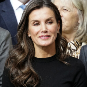 La reine Letizia d'Espagne à la sortie de la cérémonie de clôture du XVIe "Séminaire international sur la langue et le journalisme" au monastère de Yuso à San Millan de la Cogolla, Espagne.