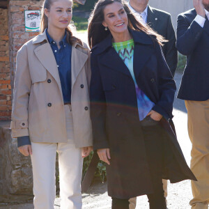 La reine Letizia, la princesse Leonor - La famille royale d'Espagne en visite dans les plus beaux villages 2023 des Asturies. Le 21 octobre 2023