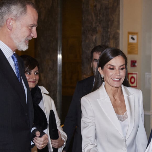 Le roi Felipe VI et la reine Letizia d'Espagne lors de la soirée de remise du Prix de journalisme "Francisco Cerecedo" au Westin Palace Hotel à Madrid le 27 novembre 2023.