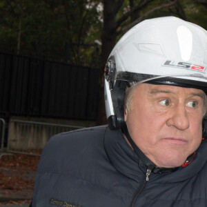 Gérard Depardieu en scooter à la sortie de l'enregistrement de l’émission "Vivement Dimanche" à Paris, France, le 9 novembre 2016.