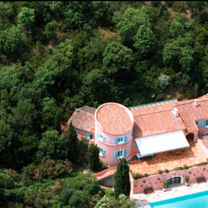 Quand il n'est pas dans sa maison de Saint-Tropez, Eddy Mitchell vit à Paris. 
Maison d'Eddy Mitchell à Saint-Tropez