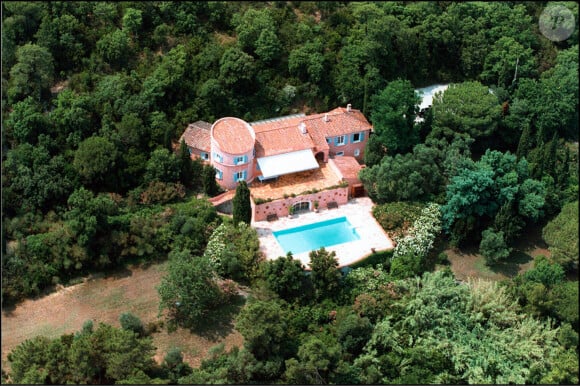 Quand il n'est pas dans sa maison de Saint-Tropez, Eddy Mitchell vit à Paris. 
Maison d'Eddy Mitchell à Saint-Tropez