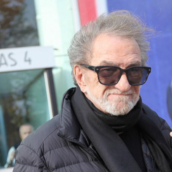 Eddy Mitchell n'est pas du genre à garder son avis pour lui. Et visiblement, le lieu de villégiature de son ami Johnny Hallyday ne semblait pas lui plaire tant que ça.
Exclusif - Eddy Mitchell quitte les studios de Radio France à Paris © Jonathan Rebboah / Panoramic / Bestimage