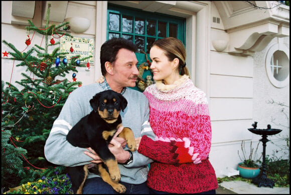 Exclusif - Archives - Johnny Hallyday et sa femme Laeticia avec leur chien devant leur villa Savannah de Marnes-la-Coquette