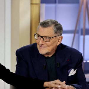 Exclusif - Laeticia Hallyday et Jean-Claude Camus lors de l'enregistrement de l'émission de télévision "C L'Hebdo" sur France 5 Spéciale Johnny Hallyday diffusée le 16 décembre à laquelle étaient invités Laeticia Hallyday et Jean-Claude Camus et présentée par A.Casse à Paris, France, le 22 novembre 2023. Laeticia Hallyday était invitée pour parler de l'exposition qui ouvrira ses portes le 22 décembre à Paris Expo Porte de Versailles. © Dominique Jacovides/Bestimage 