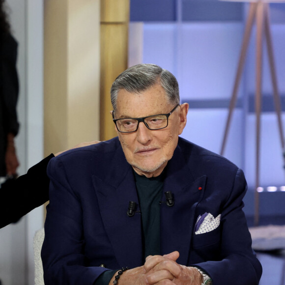 Exclusif - Laeticia Hallyday et Jean-Claude Camus lors de l'enregistrement de l'émission de télévision "C L'Hebdo" sur France 5 Spéciale Johnny Hallyday diffusée le 16 décembre à laquelle étaient invités Laeticia Hallyday et Jean-Claude Camus et présentée par A.Casse à Paris, France, le 22 novembre 2023. Laeticia Hallyday était invitée pour parler de l'exposition qui ouvrira ses portes le 22 décembre à Paris Expo Porte de Versailles. © Dominique Jacovides/Bestimage 