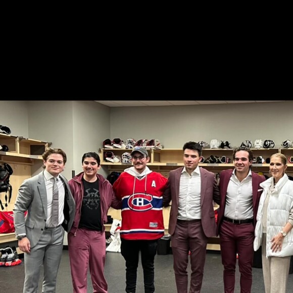 Céline Dion réapparaît entourée de ses 3 fils, René Charles et les jumeaux Nelson et Eddy, à l'occasion d'un match de hockey qui s'est jouée à Las Vegas.