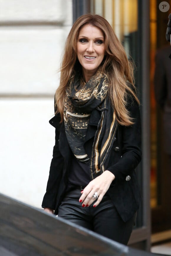 La chanteuse lutte toujours contre la maladie qui l'empêche de se produire sur scène
Celine Dion sort de son hotel parisien. Le 12 novembre 2013 