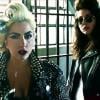 Lady Gaga (photo : avec sa soeur Natalie) atteint les sommets du weird et du pop-art avec Jonas Akerlund et Beyoncé dans le clip tarantinesque de Telephone !