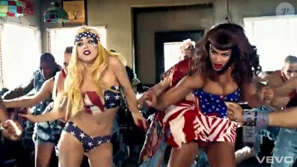 Lady Gaga atteint les sommets du weird et du pop-art avec Jonas Akerlund et Beyoncé dans le clip tarantinesque de Telephone !