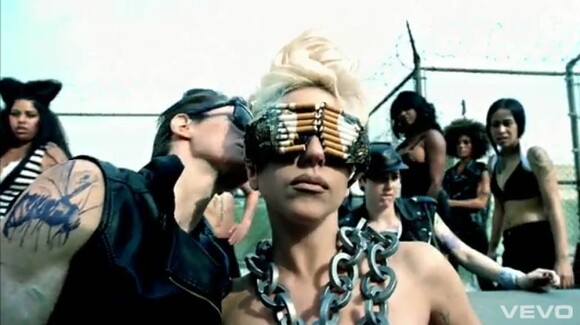Lady Gaga atteint les sommets du weird et du pop-art avec Jonas Akerlund et Beyoncé dans le clip tarantinesque de Telephone !