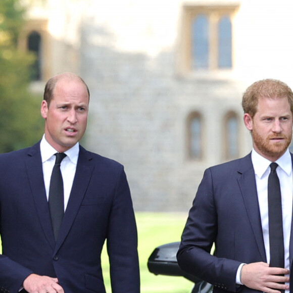 La princesse de Galles Kate Catherine Middleton, le prince de Galles William et le prince Harry, duc de Sussex et Meghan Markle, duchesse de Sussex à la rencontre de la foule devant le château de Windsor, suite au décès de la reine Elisabeth II d'Angleterre. Le 10 septembre 2022