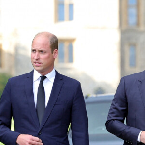 La princesse de Galles Kate Catherine Middleton, le prince de Galles William et le prince Harry, duc de Sussex et Meghan Markle, duchesse de Sussex à la rencontre de la foule devant le château de Windsor, suite au décès de la reine Elisabeth II d'Angleterre. Le 10 septembre 2022