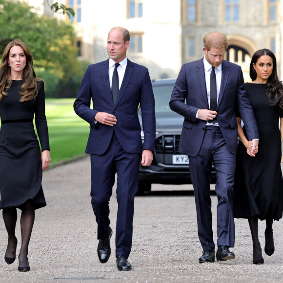 La princesse de Galles Kate Catherine Middleton, le prince de Galles William et le prince Harry, duc de Sussex et Meghan Markle, duchesse de Sussex à la rencontre de la foule devant le château de Windsor, suite au décès de la reine Elisabeth II d'Angleterre. Le 10 septembre 2022