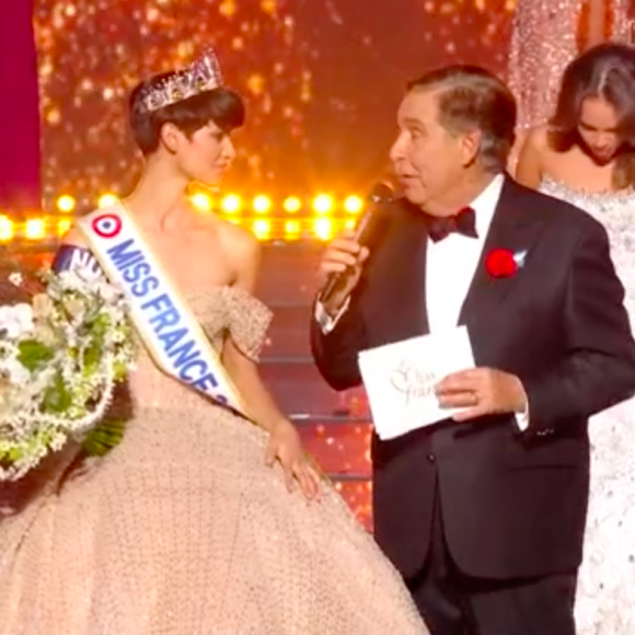 Curieux, les journalistes ont demandé à Miss France : "Ça on vous en a déjà beaucoup parlé de cette coiffure, vous sentez que vous allez d'ailleurs devoir en parler ?".
Capture de l'élection de Miss France 2024 diffusée sur TF1 le samedi 16 décembre 2023